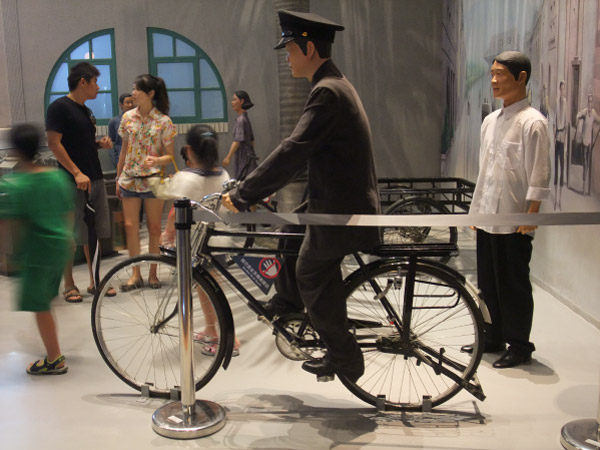 觀眾經常想要跨坐自行車