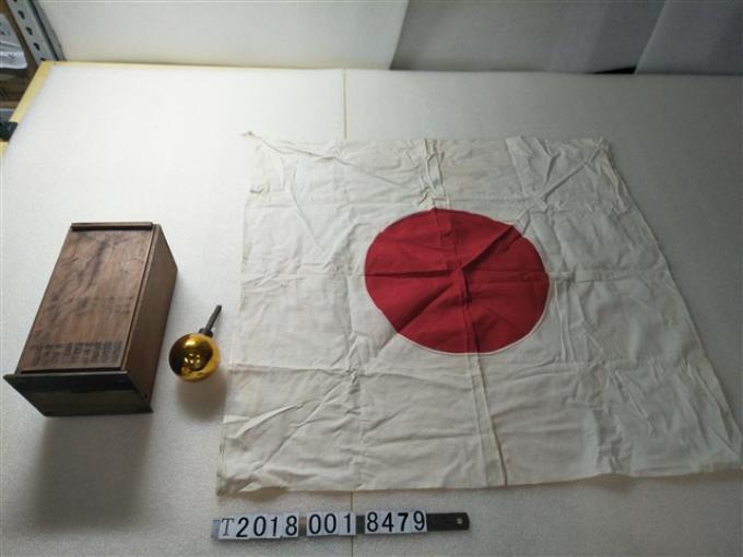 日本祭典祭拜紀念木盒與日本國旗及旗桿頭球 (共1張)