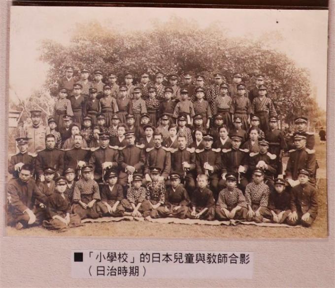 小學校日本兒童與教師合影 (共1張)