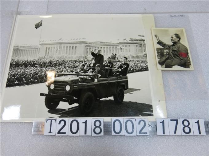毛澤東掛紅衛兵臂章鼓舞紅衛兵照片 (共1張)