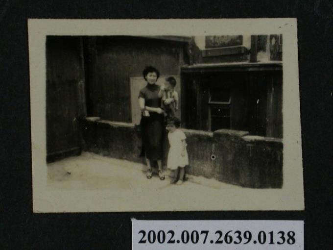 彭啟超夫人與2名孩童合照 (共1張)
