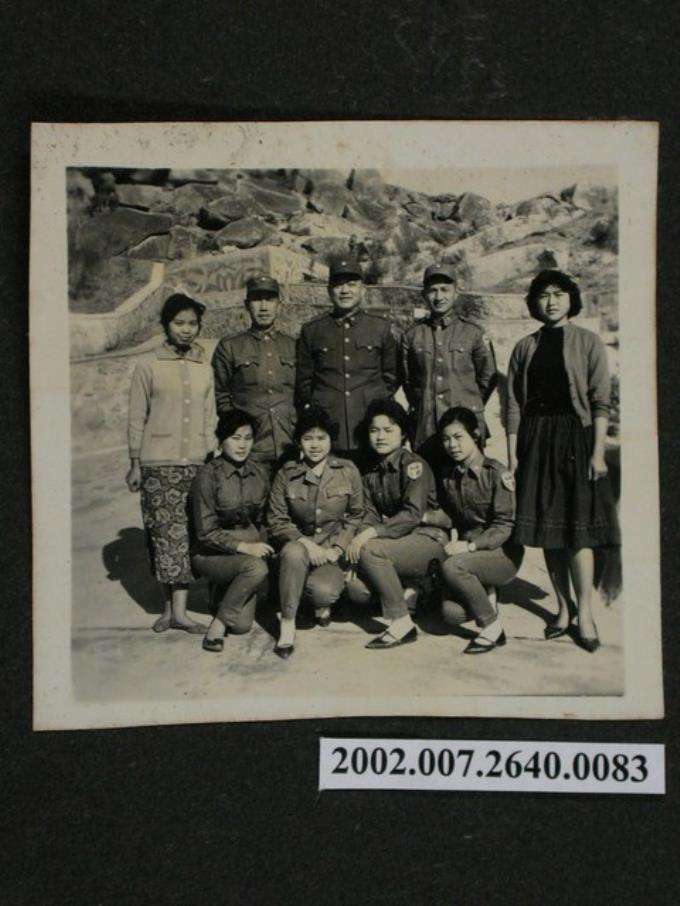 彭啟超與二名軍官及六名女性合影 (共1張)