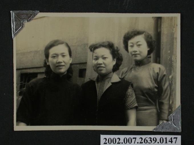 彭啟超夫人與另2名女子合照 (共1張)