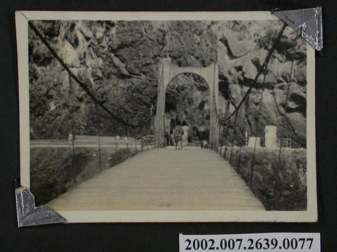 彭啟超夫人與1名女子行走於吊橋 (共1張)