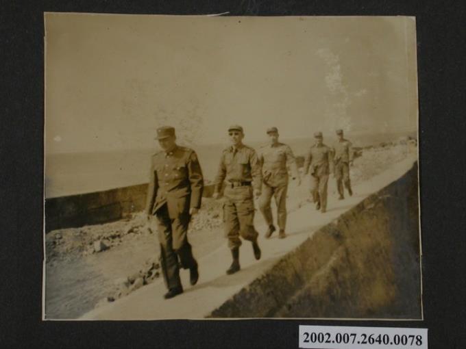 彭啟超與四位軍人行走於堤岸 (共1張)