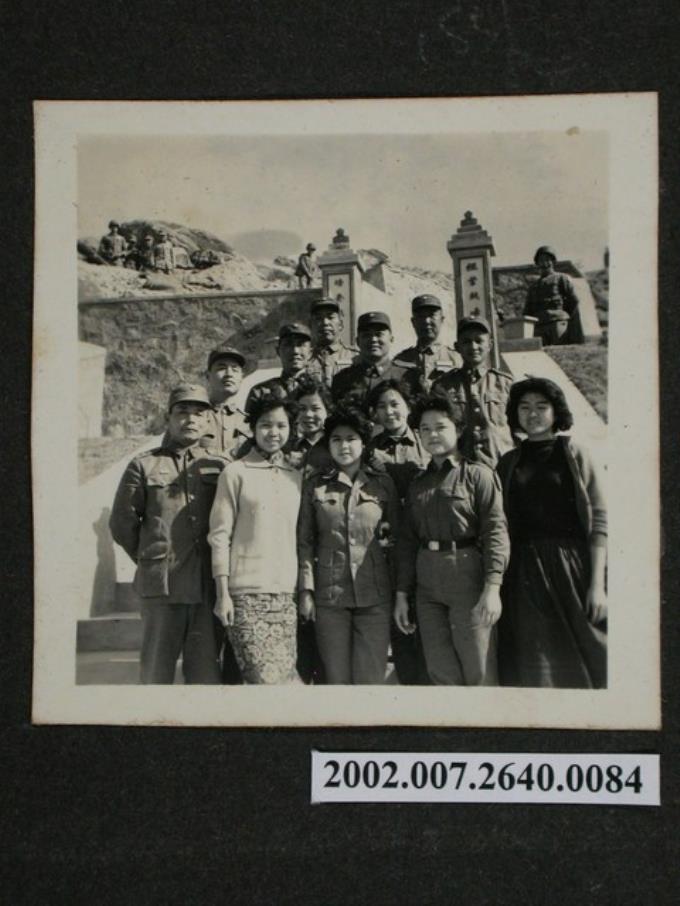 彭啟超與二名軍官及六名女性合影 (共1張)