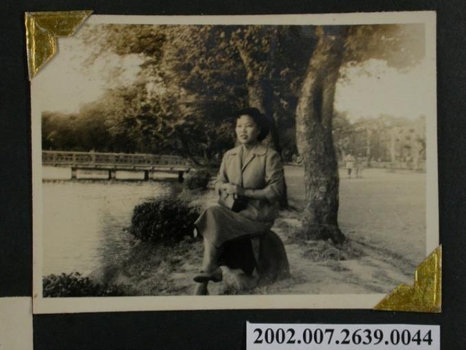 彭啟超夫人於臺中公園獨照 (共1張)