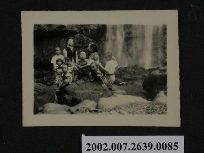 彭啟超夫人與孩童於瀑布旁合照 (共1張)