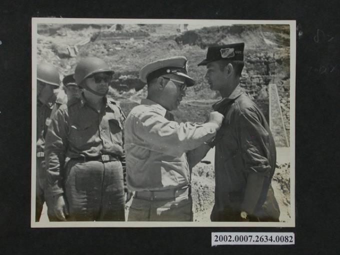 副參謀總長馬紀壯上將贈送紀念章 (共2張)