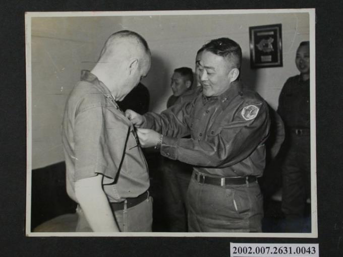 彭指揮官為華色特上校佩掛紀念章 (共2張)