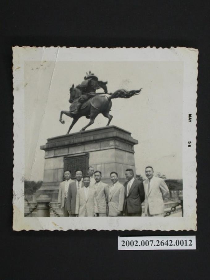 彭指揮官與七名男士於雕像前合影 (共1張)