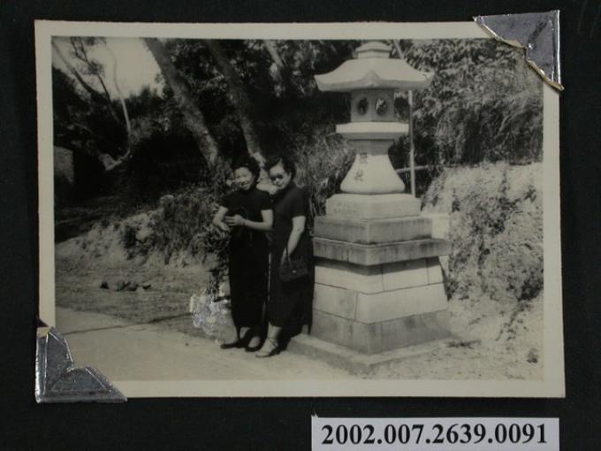 彭啟超夫人與1名女子於石燈籠旁合照 (共1張)