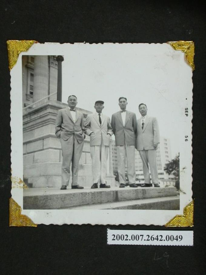 彭指揮官與三名男士站立於一座大理石平臺上合影 (共1張)
