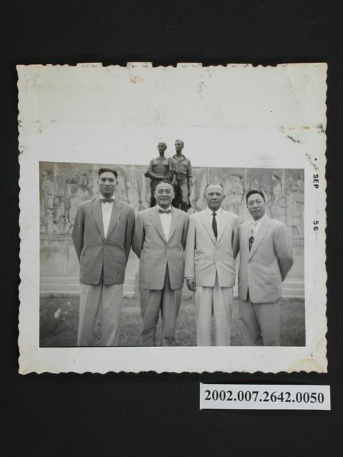彭指揮官與三名男士站立於雕像前合影 (共1張)