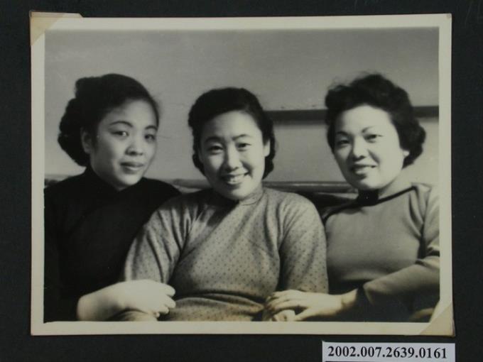 彭啟超夫人與2名女子合照 (共1張)