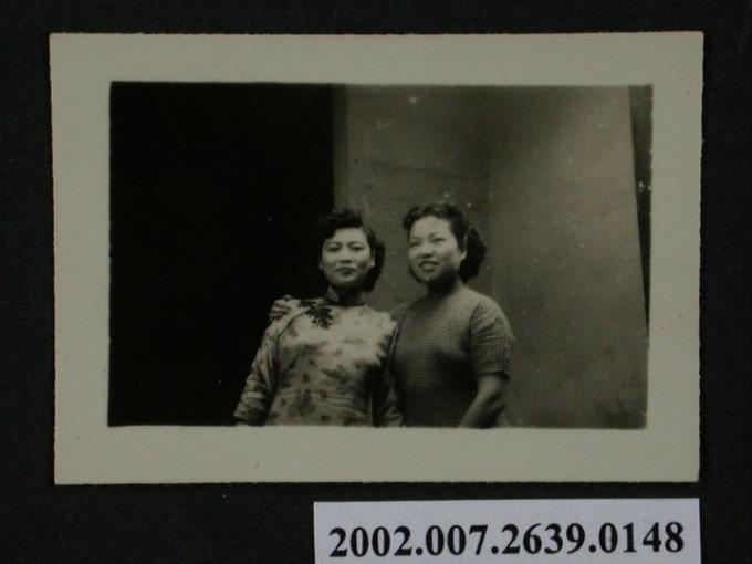 彭啟超夫人與另1名女子合照 (共1張)