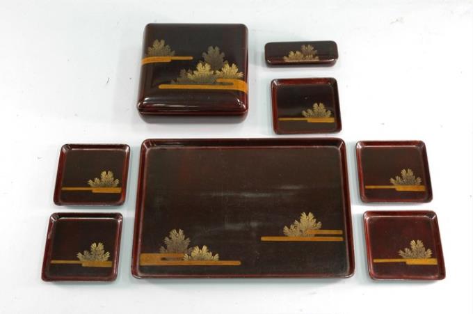 褐紅地松葉紋茶盤與煙盒組 (共1張)