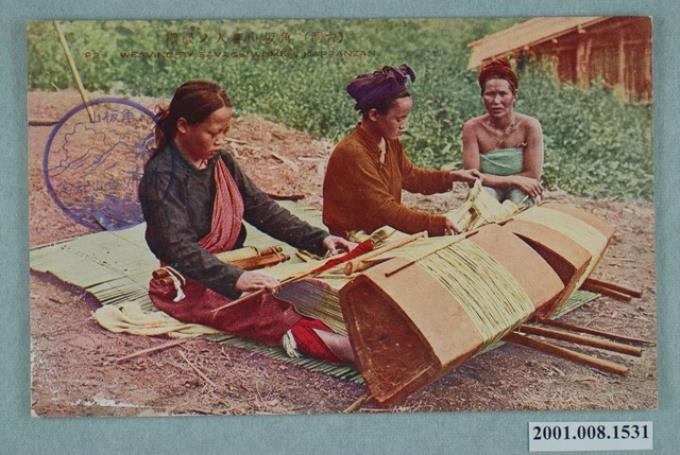 角板山泰雅族婦女織布 (共2張)