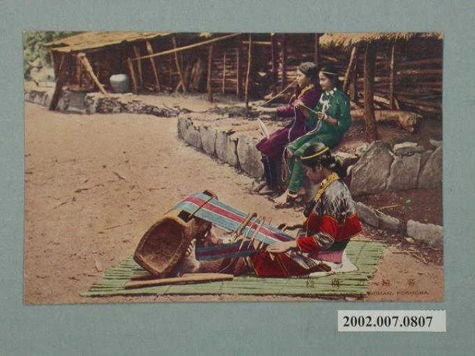 臺北新高堂發行原住民婦人的織布情形 (共2張)
