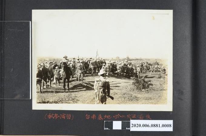 步兵在臺南墓地演習突擊 (共2張)