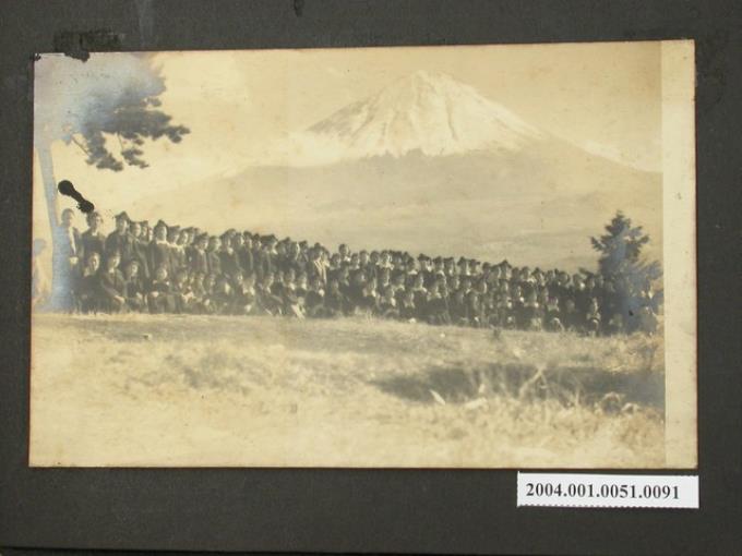 富士山前畢業生團體合照 (共2張)