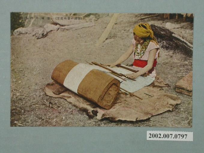 使用織布機織布的原住民婦人 (共5張)