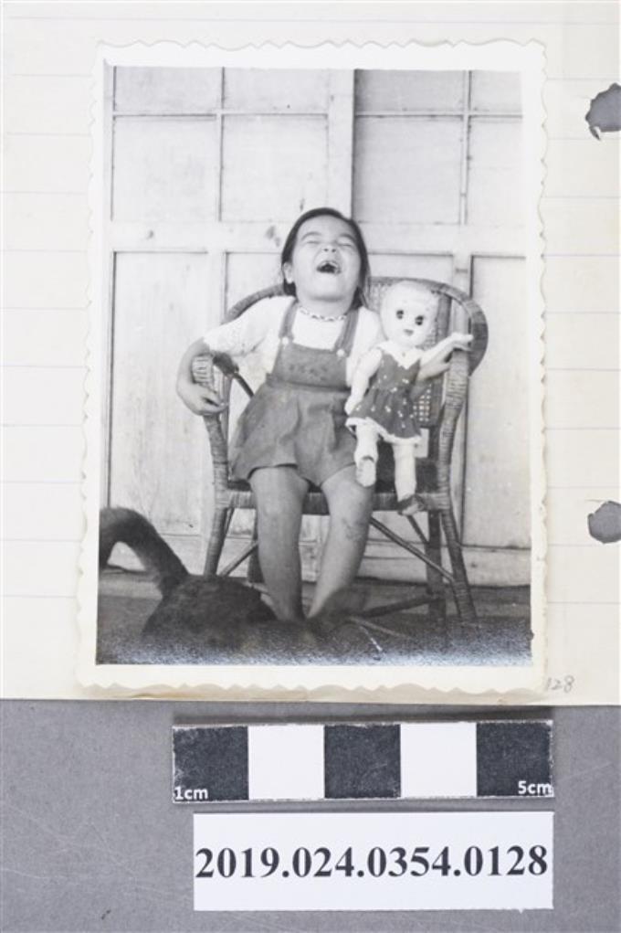 柯旗化長女柯潔芳坐在藤椅上抱著玩偶 (共2張)