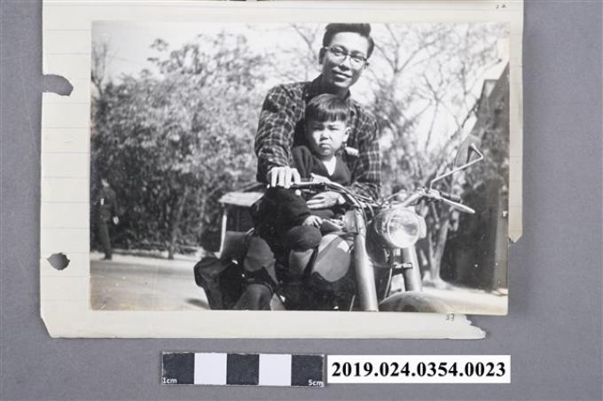 柯旗化次子柯志哲與三弟柯飛達乘坐摩托車 (共2張)