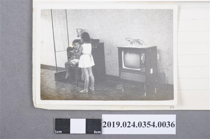 柯旗化次子柯志哲與長女柯潔芳在第一出版社三樓 (共2張)