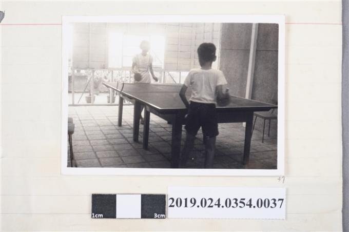 柯旗化長女柯潔芳與次子柯志哲在第一出版社頂樓打乒乓球 (共2張)