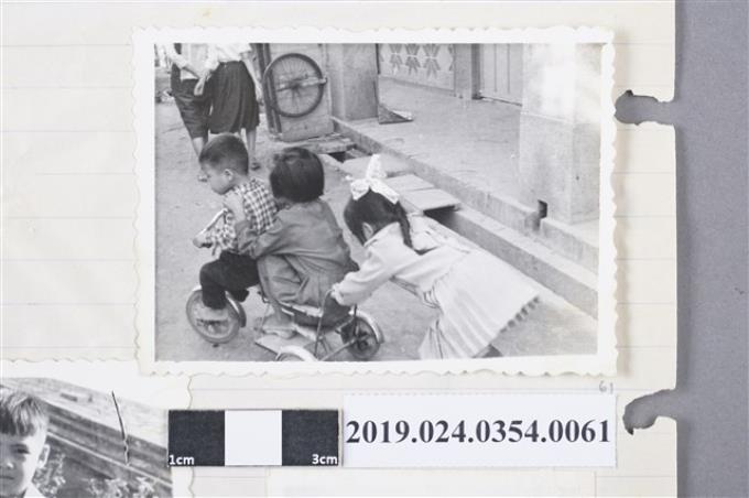 柯旗化侄子們與長女柯潔芳玩三輪車 (共2張)
