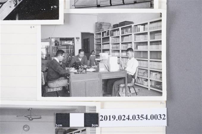 柯旗化三弟柯飛達與柯潔芳於第一出版社一樓上班狀況 (共2張)