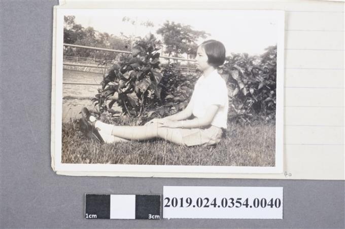 柯旗化長女柯潔芳坐在草地照片 (共2張)