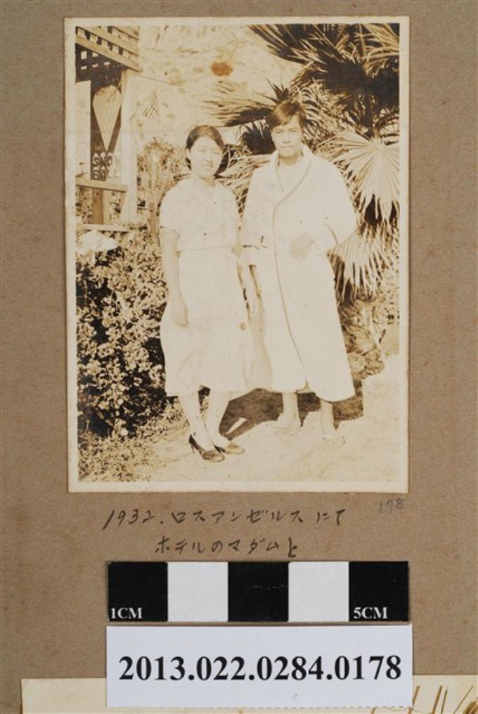 1932年洛杉磯張星賢與旅館女主人合照 (共2張)