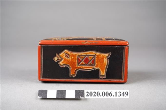 木製杵歌與山豬圖樣漆器置物盒 (共16張)