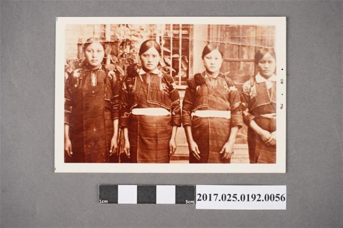 4名原住民女子 (共3張)