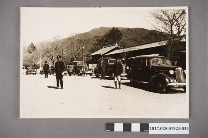 日本人於車子與房舍前照片 (共3張)