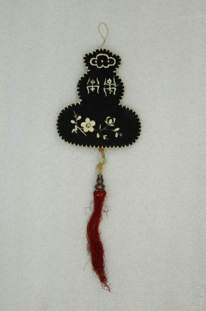 葫蘆型黑底壽字紋煙袋 (共2張)