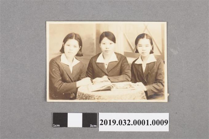 陳吳秀梅女士與另兩名女士合照之4 (共2張)