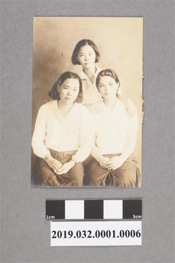 陳吳秀梅女士與另兩名女士合照之1 (共2張)