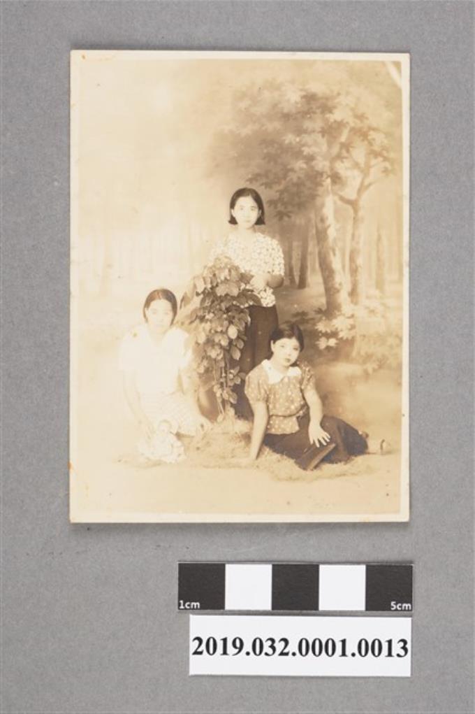 陳吳秀梅女士與另兩名女士合照之8 (共2張)
