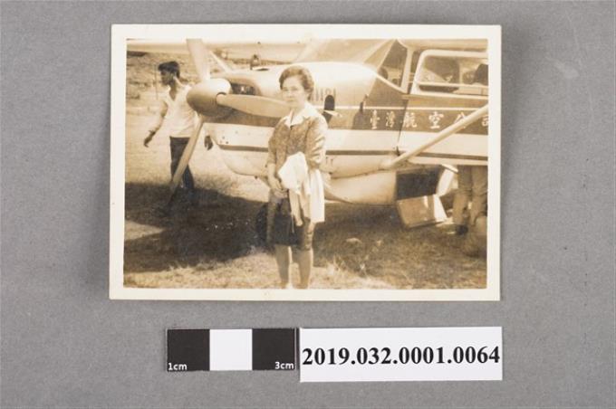 陳吳秀梅女士與螺旋槳小飛機合照 (共2張)