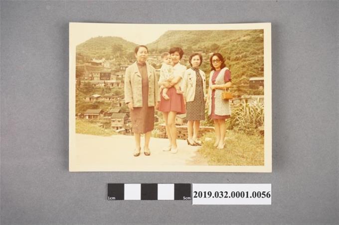 陳吳秀梅女士與另三名女士和嬰兒合照之30 (共2張)