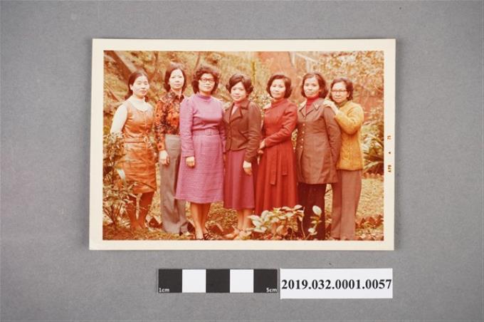 陳吳秀梅女士與六名台金醫院護士合照 (共2張)