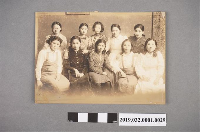 陳吳秀梅女士與另九名女士合照之20 (共2張)