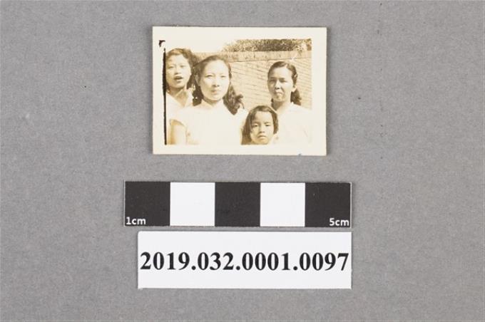 陳吳秀梅女士與另兩名女士及一女童合照 (共2張)