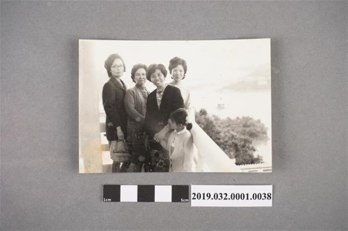 陳吳秀梅女士與另三名女士和一女童合照之22 (共2張)
