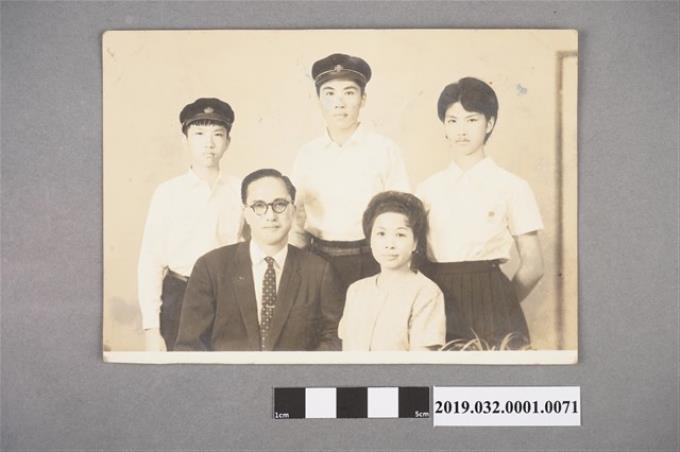 陳錦連在日本的全家福合照 (共2張)