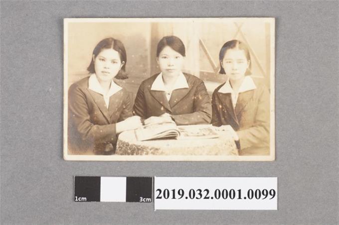 陳吳秀梅女士與另兩名女士合照 (共2張)