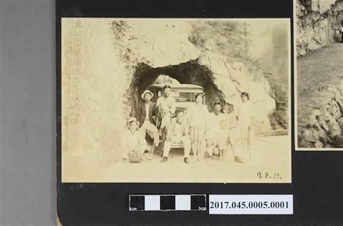 林桂興與親友等8人於國立公園後補地太魯閣峽入口合照 (共2張)